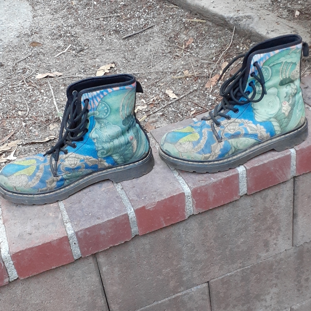 Boots look like doc martins